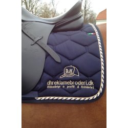 Tekstbrodering p side af underlag 