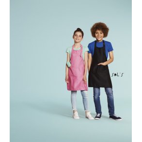 Brneforklde med smk og broderet navn