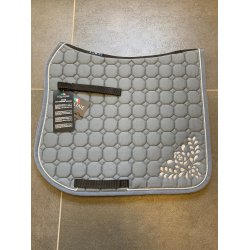 Octagon Judy sadelunderlag med flot broderet motiv med indsatte sten. RESTSALG